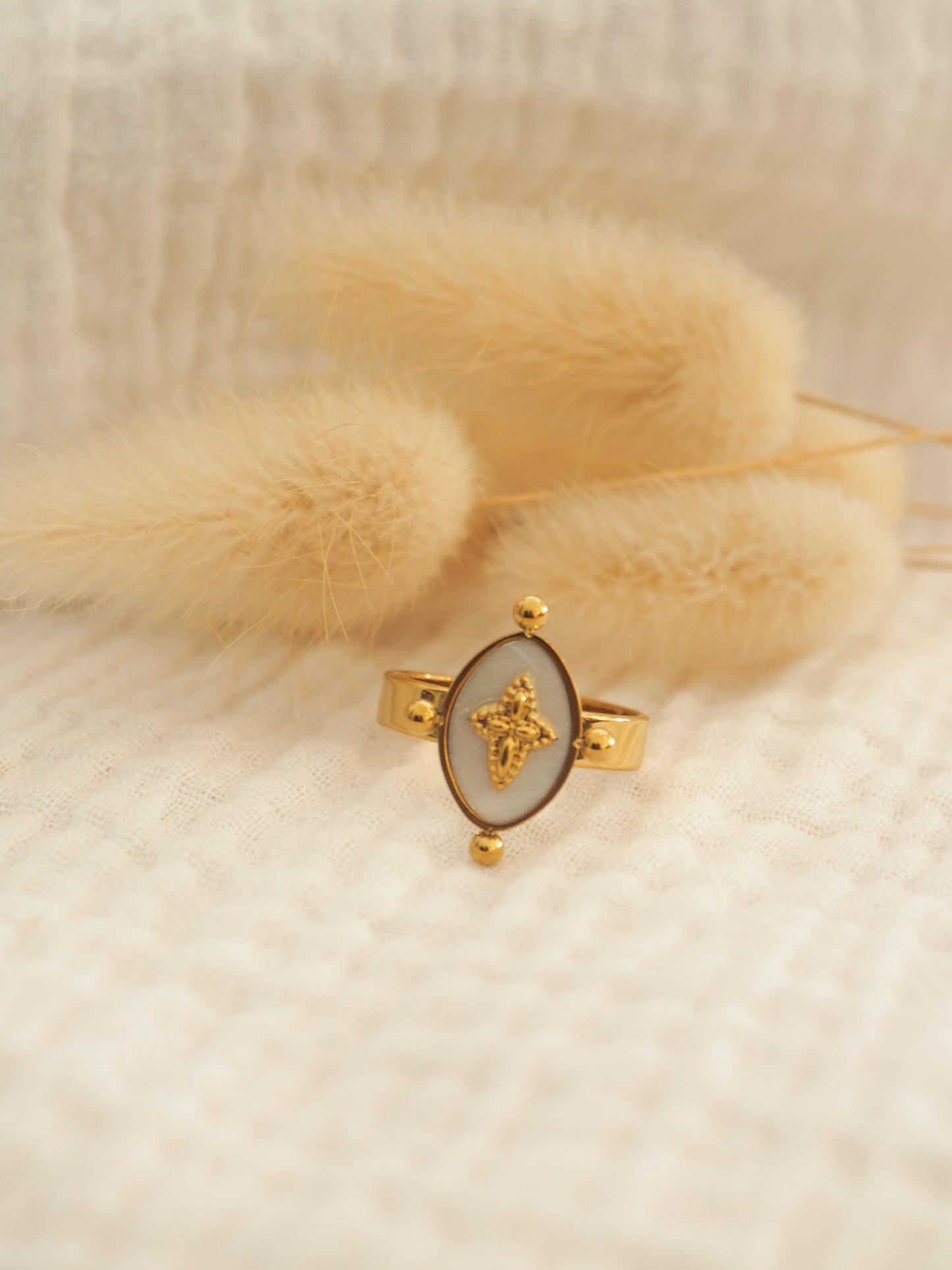 Bague médaillon blanc boules