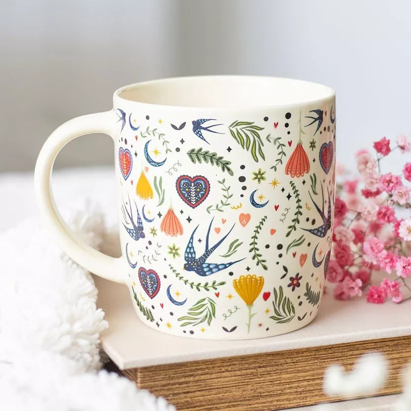 Tasse hirondelle et fleurs