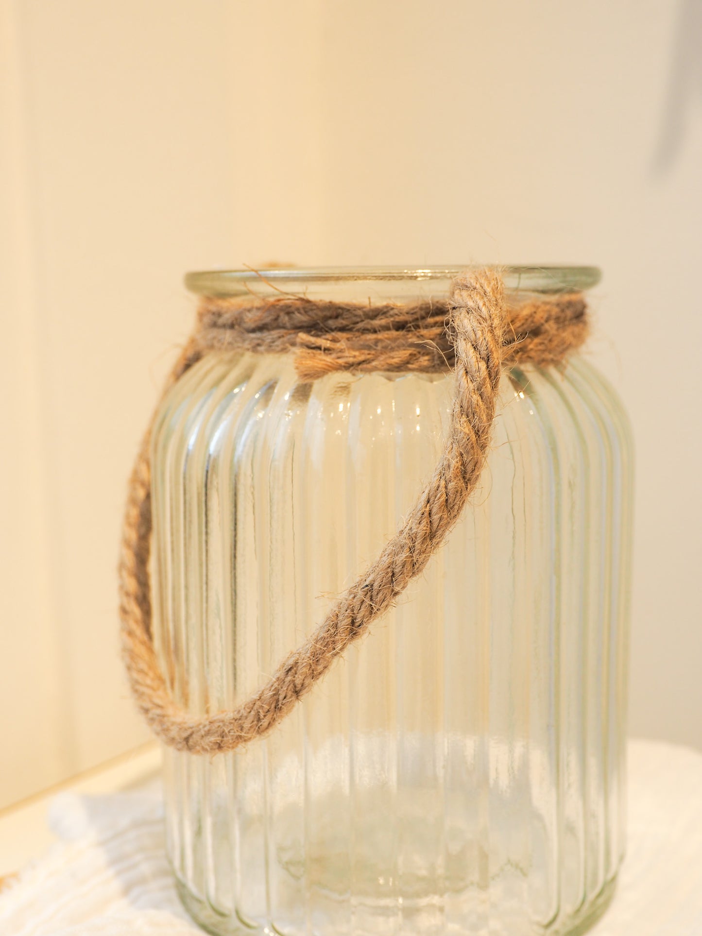 Vase avec anse en jute