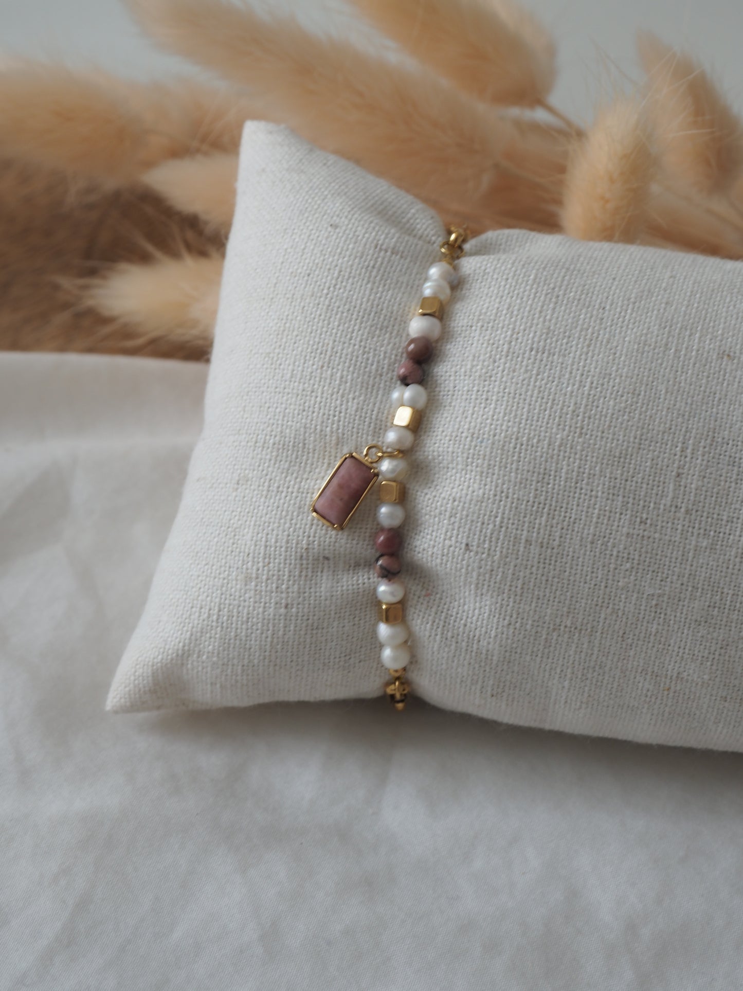 Bracelet perles nacrées et pierre rose