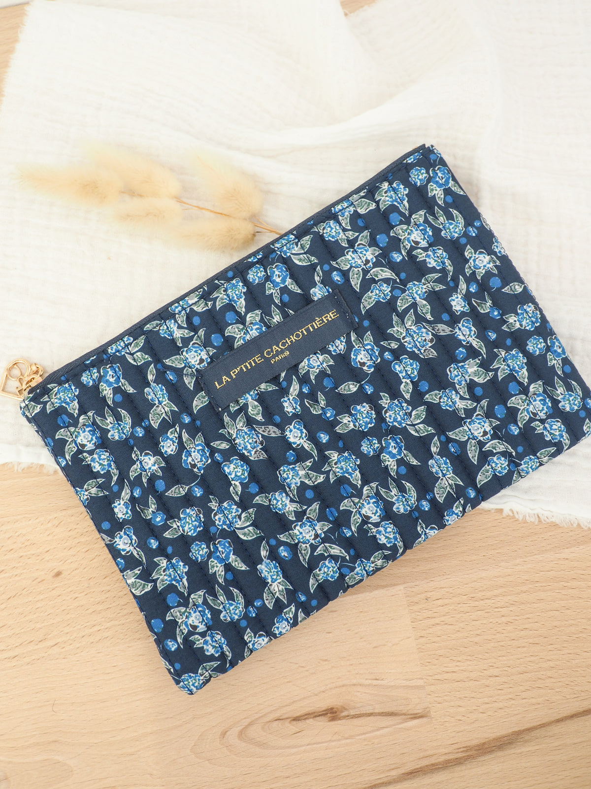 Pochette plate bleue à fleurs